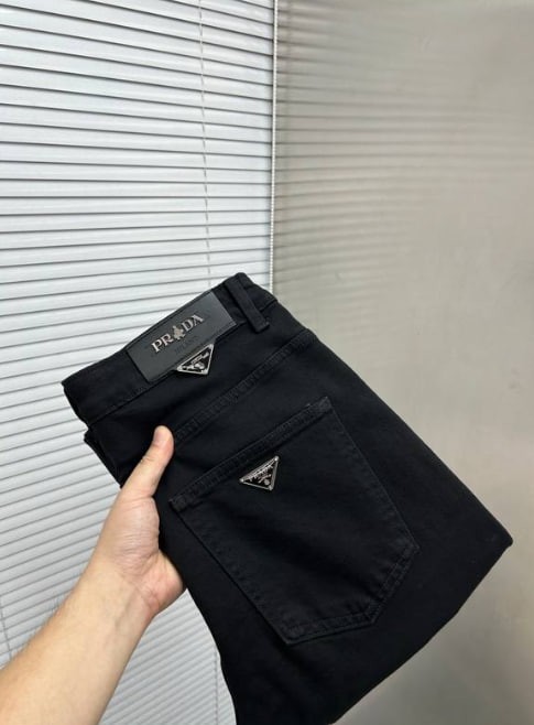 P250 PRADA普拉达2026新品男士牛仔裤面料弹性好。独家发货官网同步时尚优雅 重工艺设计。采用...